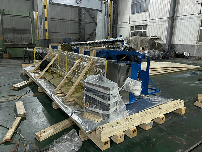 在今天我们青岛大型设备包装箱厂区，发出了来自抛丸机厂家订购的大型设备包装箱产品